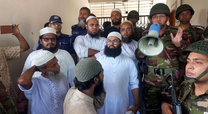 মহানবীকে কটূক্তি : বাবা-ছেলেকে পুলিশে দিল এলাকাবাসী