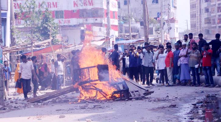 নারায়ণগঞ্জে বকেয়া বেতনের দাবিতে বিক্ষোভ, পুলিশ-শ্রমিক সংঘর্ষ