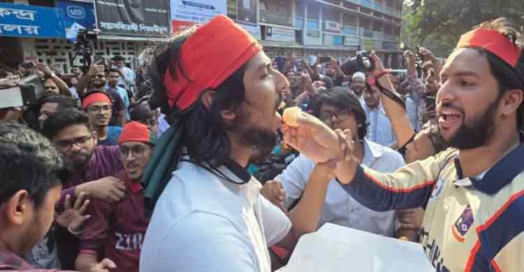 শেখ হাসিনার মৃত্যুদণ্ডের রায়ে টিএসসিতে মিষ্টি বিতরণ