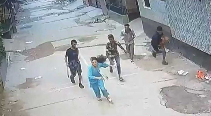 দিল্লির সংবাদ সম্মেলনে অডিও বার্তায় ইউনূসের বিরুদ্ধে তীব্র আক্রমণ শেখ হাসিনার 3 হঠাৎ 'ক্রাইম হটস্পট' মোহাম্মদপুর, অভিযানেও কাটছে না আতঙ্ক