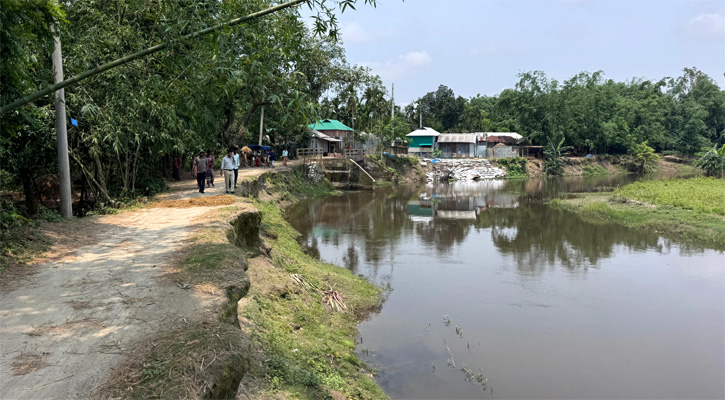মালদা নদীর ভাঙনে বিলীন হচ্ছে সীমান্ত সড়ক
