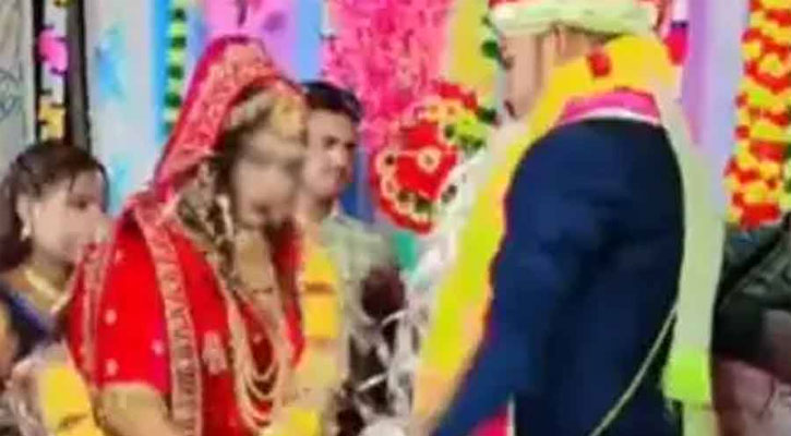 মালাবদলের সময় দ্বন্দ্ব, বর-কনের অদ্ভুত কাণ্ডের ভিডিও ভাইরাল