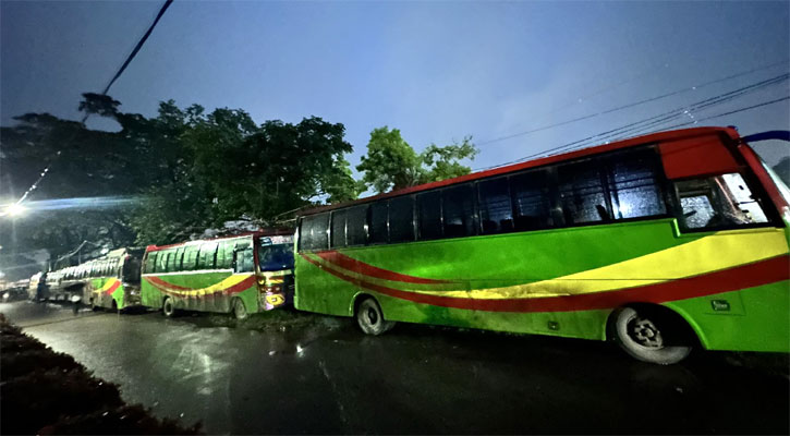 বাসচাপায় জাবি শিক্ষার্থীর বাবা নিহত, মৌমিতার ১০ বাস আটক