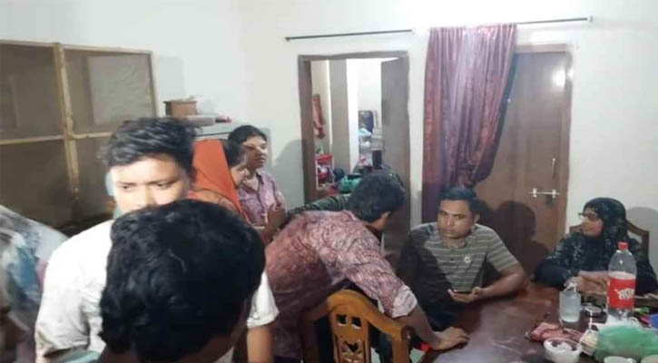 স্ত্রীকে হত্যা করে সন্তানের হাতে তুলে দেন জমিজমার দলিল, অতঃপর...