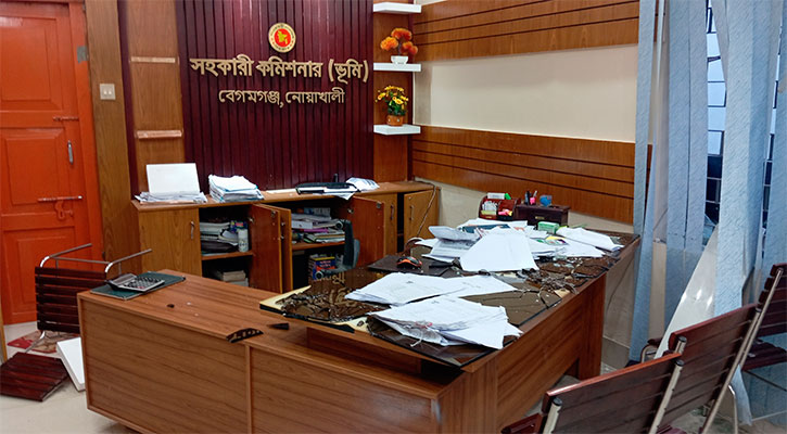 নোয়াখালীতে পুলিশ সার্কেল ও ভূমি অফিসে ভাঙচুর-অগ্নিসংযোগ