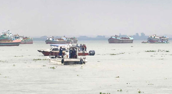 পদ্মায় ট্রলারডুবি : ২ জনের লাশ উদ্ধার, এখনো নিখোঁজ ১৫