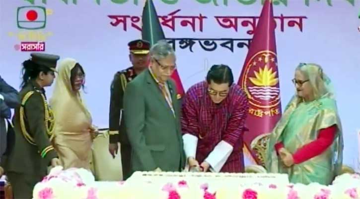 ভুটানের রাজাকে সঙ্গে নিয়ে কেক কাটলেন রাষ্ট্রপতি-প্রধানমন্ত্রী