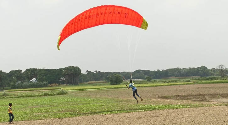 ইউটিউব দেখে প্যারামোটর তৈরি করে আকাশে উড়লেন মারুফ