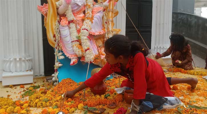 পূজার ফেলে যাওয়া ‘ফুল’ সিনথিয়ার আয়ের উৎস