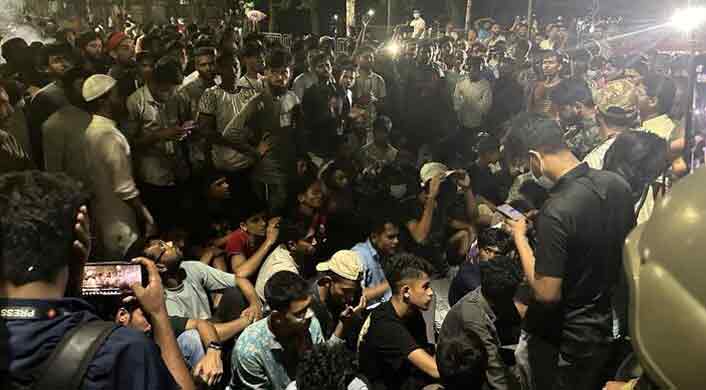 রাতেও ধানমন্ডি ৩২ নম্বরে বিক্ষোভ করছেন আন্দোলনকারীরা