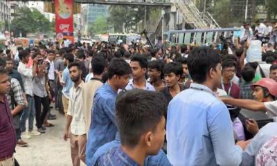 শিক্ষামন্ত্রীর পদত্যাগের দাবিতে সায়েন্স ল্যাব মোড় অবরোধ