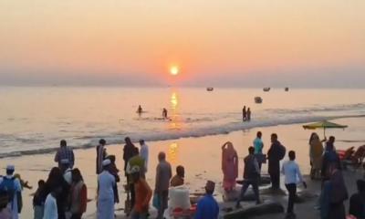 বছরের শেষ সূর্যাস্তে মোহিত পর্যটকরা