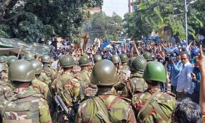 বুলডোজার নিয়ে ধানমন্ডি ৩২ এ প্রবেশের চেষ্টা, রুখে দিল সেনাবাহিনী