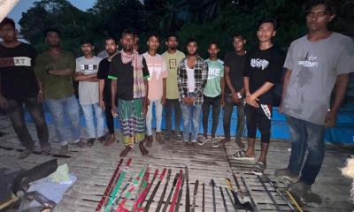 ট্রলারে উচ্চ শব্দে গান বাজিয়ে অশ্লীল নৃত্য, সেনাবাহিনীর হাতে আটক ১৬