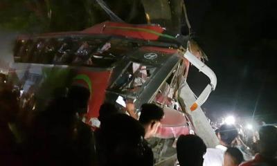 বৈদ্যুতিক খুঁটিতে বাসের ধাক্কা, নিহত ৩
