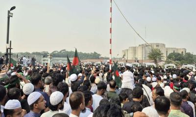 সংসদ প্লাজায় পৌঁছেছে ওসমান হাদির লাশ, লাখো মানুষের ঢল