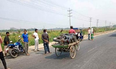 তিন মোটরসাইকেলের সংঘর্ষে প্রাণ গেল ৪ জনের