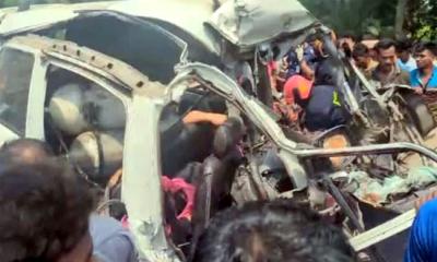নাটোরে মাইক্রোবাস-ট্রাক সংঘর্ষ, নিহত ৬