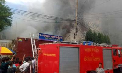 চট্টগ্রামে মদের দোকানে আগুন