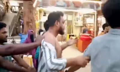 ছাত্রলীগের আকাশকে গণধোলাই দিয়ে পুলিশে দিল জনতা