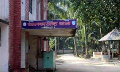 কাজে যাওয়ার সময় বাবা দেখেন আখক্ষেতে পড়ে আছে ছেলের মরদেহ