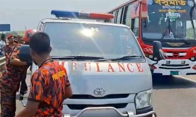 এক্সপ্রেসওয়েতে অ্যাম্বুলেন্সকে বাসের ধাক্কা, নিহত ৪