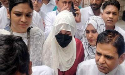 বোরকা পরে আদালতে অপু বিশ্বাস