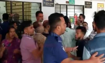 আদালতপাড়ায় আসামিদের ওপর ডিম নিক্ষেপ
