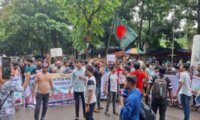 তিন দফা দাবিতে প্রবাসী কল্যাণ ভবন ব্লকেড 