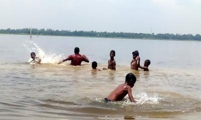 প্রচণ্ড গরম ও তীব্র রোদে জনজীবন অতিষ্ঠ