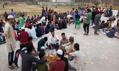 ইফতার পার্টি নিষেধাজ্ঞার প্রতিবাদে বেরোবিতে শিক্ষার্থীদের গণইফতার