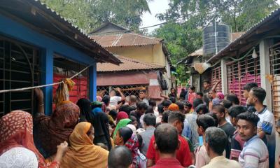খাটের ওপর পড়ে ছিল মা ও দুই শিশুর গলাকাটা মরদেহ