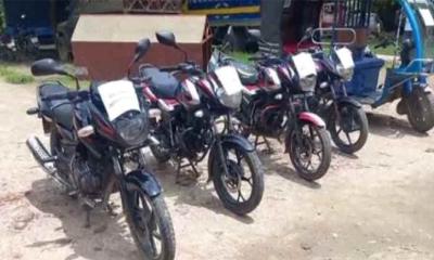 চোরাই মোটরসাইকেল ও ইজিবাইকসহ গ্রেপ্তার ৮