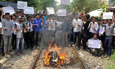 রেললাইনে আগুন জ্বালিয়ে পলিটেকনিক শিক্ষার্থীদের বিক্ষোভ