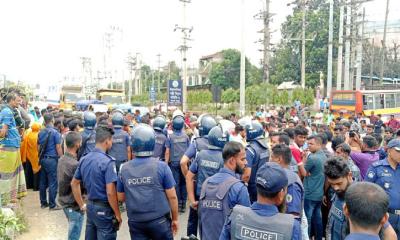 বকেয়া বেতনের দাবিতে মহাসড়ক অবরোধ