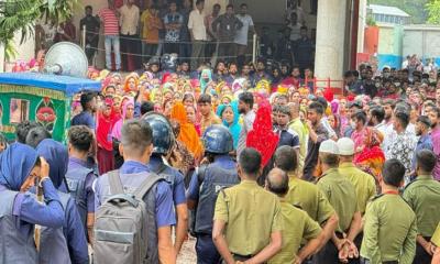 ছাঁটাইকৃত শ্রমিকদের পুনর্বহালের দাবিতে বিক্ষোভ