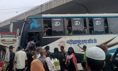 বাসের টিকিটের জন্য হাহাকার, অনেকে বাড়ি ফিরছেন ট্রাকে