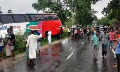 বেপরোয়া বাসের ধাক্কায় প্রাণ গেলে বাবা-মেয়ের