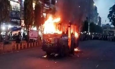 নিউমার্কেট মোড়ে বাসে আগুন