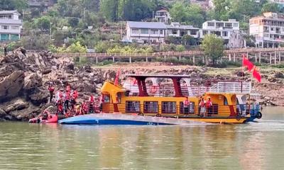 তীব্র বাতাসে নৌকা ডুবে ১০ জনের মৃত্যু