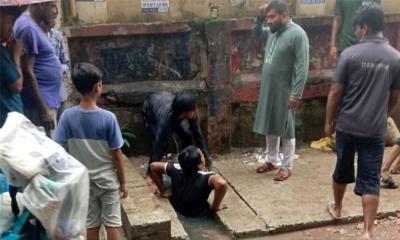 রাস্তার পাশে নালায় পড়ে প্রাণ গেল শিশুর