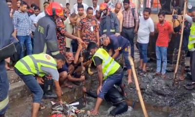 ম্যানহোলে পড়ে নিখোঁজ নারী, উদ্ধারে চেষ্টা চালাচ্ছে ফায়ার সার্ভিস  