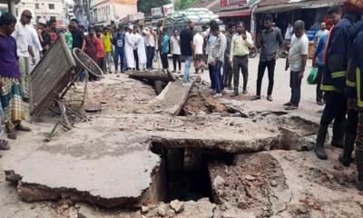 পথচারীরা হেঁটে যাচ্ছিলেন, হঠাৎ ড্রেন বিস্ফোরণে আহত ৩