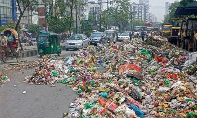 রাজধানীতে সড়কে ময়লা ফেলে পরিচ্ছন্নতাকর্মীদের বিক্ষোভ