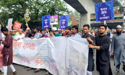 উৎসবমুখর পরিবেশে উদযাপিত হচ্ছে ঈদুল ফিতর