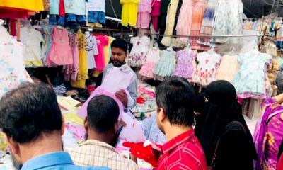 কাটছাঁটেও মিলছে না হিসাব, ফুটপাতেই ভরসা