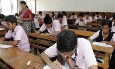 খাতার ভেতর ৫০০ টাকা দিয়ে পরীক্ষার্থী লিখলেন ‘স্যার আমাকে পাশ করিয়ে দিন’