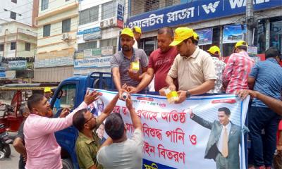 তীব্র তাপপ্রবাহে স্বেচ্ছাসেবক দলের পানি ও স্যালাইন বিতরণ 