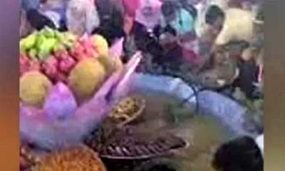 জাতীয় ফল মেলায় হঠাৎ ‘লুটপাট’, মুহূর্তেই সব শেষ