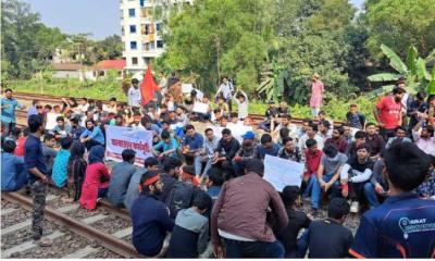 গাজীপুরে বিশ্ববিদ্যালয়ের নাম পরিবর্তনের দাবিতে রেললাইন অবরোধ
